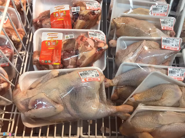 Siêu thị Big C trên đường Âu Cơ (quận Tân Phú) có bán gà dai nguyên con với giá 43.500 đồng/kg.