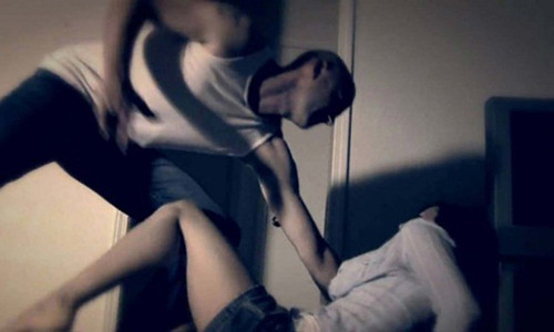 "Yêu râu xanh" U70 hiếp dâm bé gái bán vé số Hình minh họa.