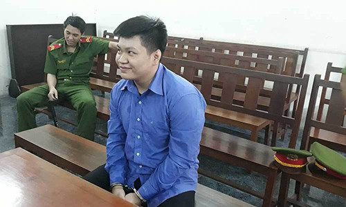 Xét xử kẻ chém đứt tay nam thanh niên vì bị nhìn đểu Xet xu ke chem dut tay nam thanh nien vi bi nhin deu