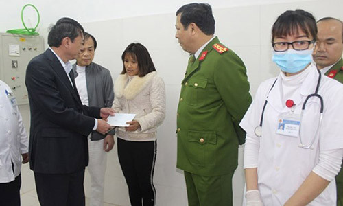 Chủ tịch UBND tỉnh Cao Bằng Hoàng Xuân Ánh động viên và hỗ trợ gia đình bị hại. Ảnh: Báo Cao Bằng Chủ tịch UBND tỉnh Cao Bằng Hoàng Xuân Ánh động viên và hỗ trợ gia đình bị hại. Ảnh: Báo Cao Bằng