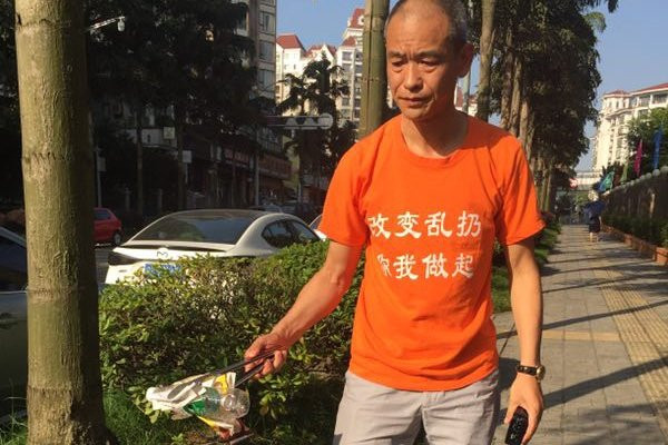 Triệu phú Trung Quốc lắm tiền vẫn cần mẫn nhặt rác - Hình 2 Trieu phu Trung Quoc lam tien van can man nhat rac-Hinh-2