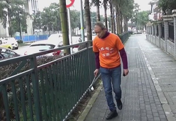 Triệu phú Trung Quốc lắm tiền vẫn cần mẫn nhặt rác Trieu phu Trung Quoc lam tien van can man nhat rac