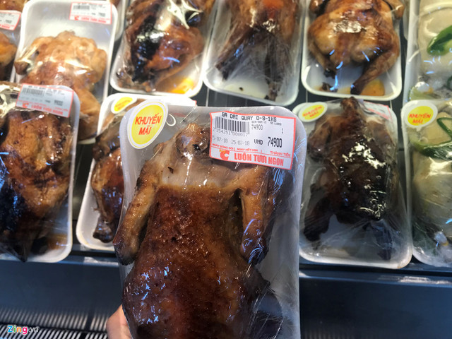 Gà dai quay 0,8-1 kg ở siêu thị Big C miền Đông được bán đồng giá 74.900 đồng/kg.