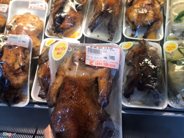 Gà dai quay 0,8-1 kg ở siêu thị Big C miền Đông được bán đồng giá 74.900 đồng/kg.