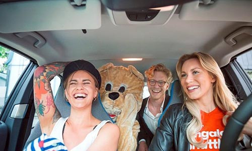 Phần Lan: Trả tiền taxi bằng... hát karaoke Phan Lan: Tra tien taxi bang... hat karaoke