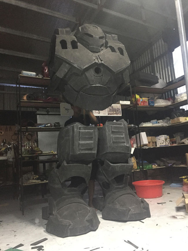 Công đoạn chế tạo và chỉnh sửa sản phẩm để cho ra 1 bộ hoàn chỉnh cần sự tỉ mỉ của người thợ. Công đoạn chế tạo và chỉnh sửa sản phẩm để cho ra 1 bộ hoàn chỉnh cần sự tỉ mỉ của người thợ.