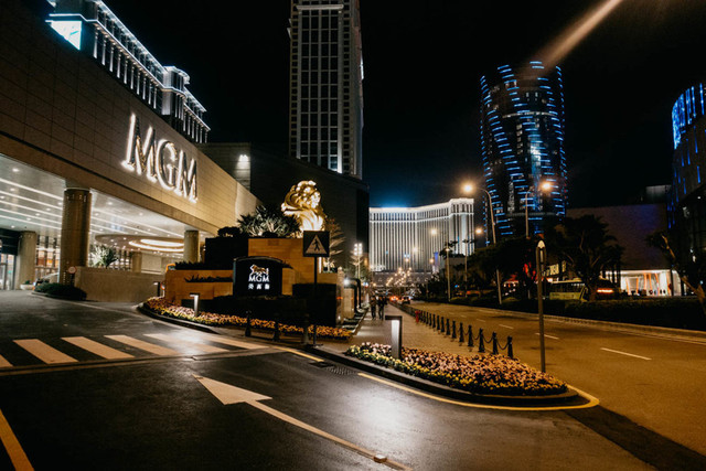 Tập đoàn MGM China vừa mở siêu nghỉ dưỡng sòng bạc mới MGM Cotai trị giá 3,4 tỷ USD ở Macau nhắm tới tầng lớp trung lưu đang lên của Trung Quốc - nhóm người được dự báo sẽ tăng từ 430 triệu người lên hơn 780 triệu người trong thập kỷ tới. Macau hiện là kinh đô sòng bạc lớn nhất thế giới với doanh thu 33 tỷ USD vào năm ngoái, gấp 3 lần so với các sòng bạc tại Las Vegas của Mỹ. Hiện tại, Macau có hơn 10 khu nghỉ dưỡng sòng bạc. Tập đoàn MGM China vừa mở siêu nghỉ dưỡng sòng bạc mới MGM Cotai trị giá 3,4 tỷ USD ở Macau nhắm tới tầng lớp trung lưu đang lên của Trung Quốc - nhóm người được dự báo sẽ tăng từ 430 triệu người lên hơn 780 triệu người trong thập kỷ tới. Macau hiện là kinh đô sòng bạc lớn nhất thế giới với doanh thu 33 tỷ USD vào năm ngoái, gấp 3 lần so với các sòng bạc tại Las Vegas của Mỹ. Hiện tại, Macau có hơn 10 khu nghỉ dưỡng sòng bạc.