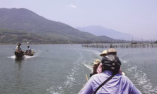 Đôi quân chống "thủy tặc" thôn Thạch Sơn chủ yếu là những người dân lập nên. Ảnh: NĐT Đôi quân chống "thủy tặc" thôn Thạch Sơn chủ yếu là những người dân lập nên. Ảnh: NĐT