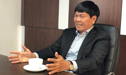 Phòng làm việc với bàn làm việc đơn giản của tỷ phú Trần Đình Long, nơi các phòng ban khi cần có thể “mượn” để làm nơi họp. Phòng làm việc với bàn làm việc đơn giản của tỷ phú Trần Đình Long, nơi các phòng ban khi cần có thể “mượn” để làm nơi họp.