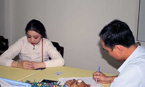 Thái Uyển Nhi tại cơ quan công an. Ảnh: C.A Thái Uyển Nhi tại cơ quan công an. Ảnh: C.A