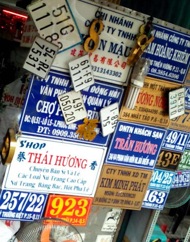 Biển xe máy, ôtô giả treo la liệt trước mặt tiền của quán. Ảnh: PV. Biển xe máy, ôtô giả treo la liệt trước mặt tiền của quán. Ảnh: PV.