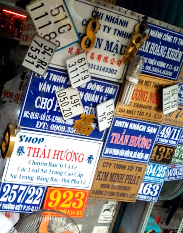 Biển xe máy, ôtô giả treo la liệt trước mặt tiền của quán. Ảnh: PV.