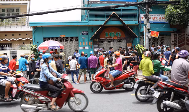 Ngao ngan canh tranh nhau giat co hon gay hon loan duong pho