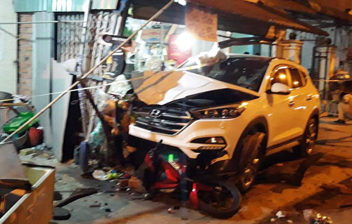 Tránh học sinh, ôtô tông hàng loạt người kinh hoàng ở Bình Dương Tranh hoc sinh, oto tong hang loat nguoi kinh hoang o Binh Duong