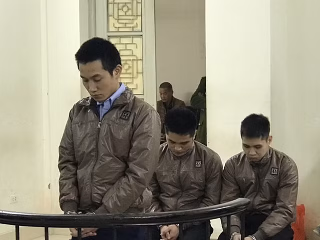 Bị cáo Hiến (đứng) tại phiên xử.