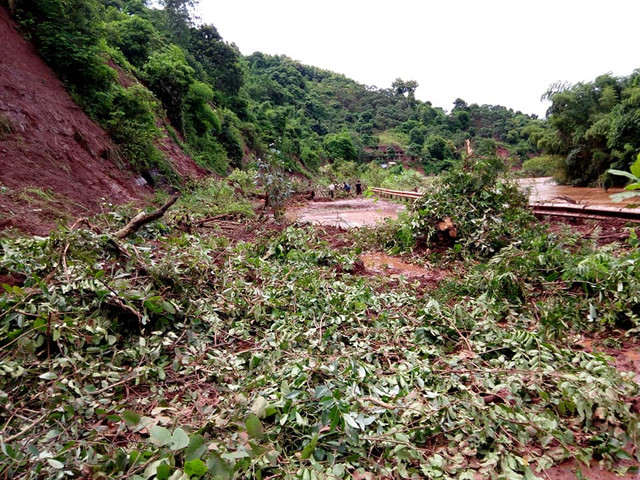 Mưa lũ “khủng khiếp”: 4 người chết, hàng nghìn ngôi nhà đổ sập, hư hại - Hình 3 Mua lu “khung khiep”: 4 nguoi chet, hang nghin ngoi nha do sap, hu hai-Hinh-3