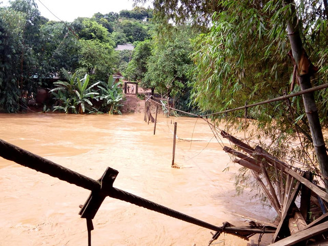 Mưa lũ “khủng khiếp”: 4 người chết, hàng nghìn ngôi nhà đổ sập, hư hại Mua lu “khung khiep”: 4 nguoi chet, hang nghin ngoi nha do sap, hu hai