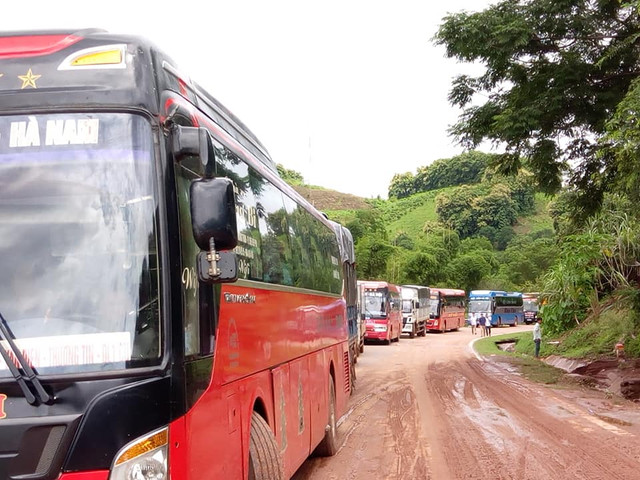 Mưa lũ “khủng khiếp”: 4 người chết, hàng nghìn ngôi nhà đổ sập, hư hại - Hình 4 Mua lu “khung khiep”: 4 nguoi chet, hang nghin ngoi nha do sap, hu hai-Hinh-4