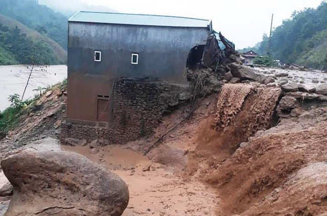 Thiệt hại khủng khiếp do mưa lũ: 13 người chết, hàng trăm nhà đổ sập Thiet hai khung khiep do mua lu: 13 nguoi chet, hang tram nha do sap
