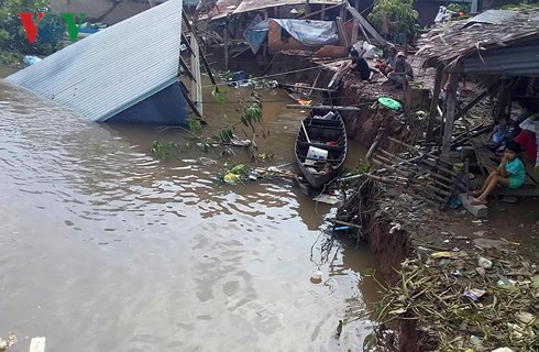 “Hà bá” nuốt 2 căn nhà của người dân ở An Giang “Ha ba” nuot 2 can nha cua nguoi dan o An Giang