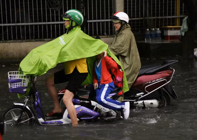 Mua lon, nhieu khu vuc o TP Ho Chi Minh ngap nang-Hinh-4