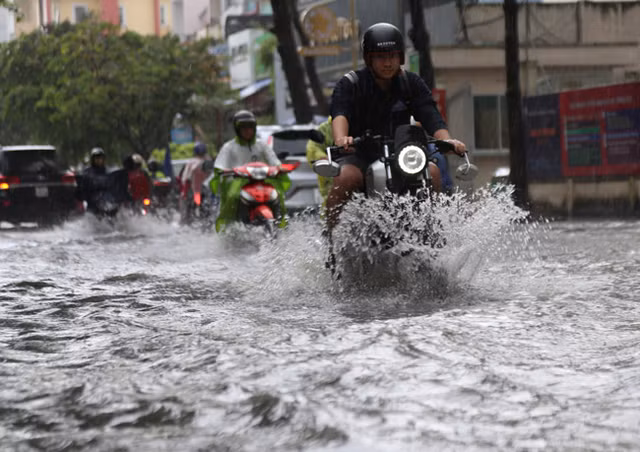 Mua lon, nhieu khu vuc o TP Ho Chi Minh ngap nang-Hinh-7