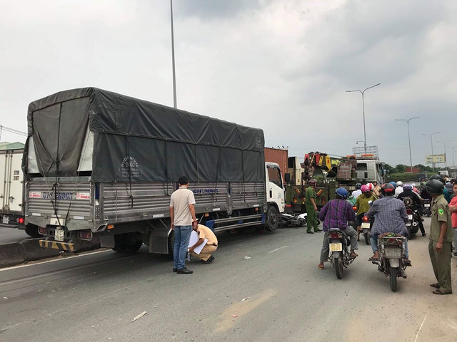 Xe tải gây tai nạn liên hoàn làm 4 người thương vong - Hình 2 Xe tai gay tai nan lien hoan lam 4 nguoi thuong vong-Hinh-2