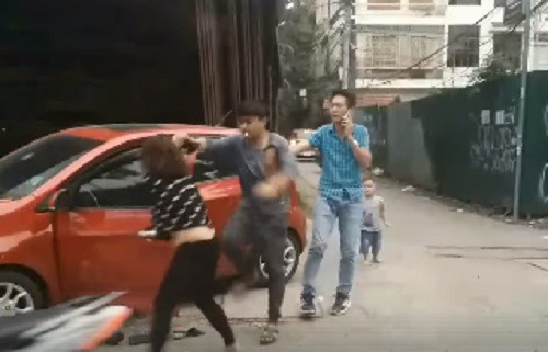 Chồng đánh vợ trước mặt con nhỏ giữa đường Chong danh vo truoc mat con nho giua duong