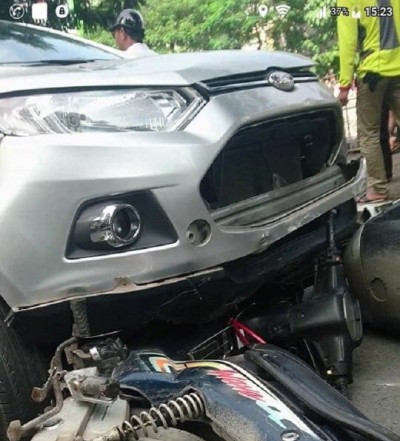 Ô tô gây tai nạn liên hoàn làm 6 người nhập viện - Hình 2 O to gay tai nan lien hoan lam 6 nguoi nhap vien-Hinh-2