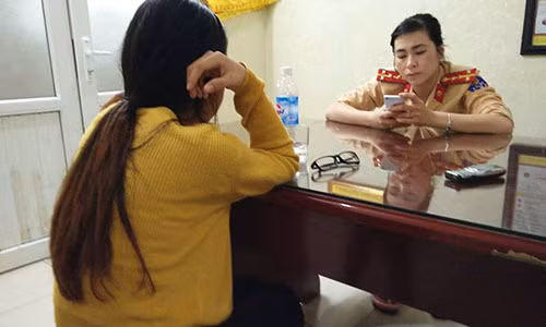 Cai nhau voi chong, san phu len cau Long Bien dinh tu tu