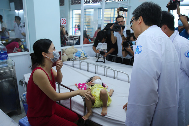 Phó Thủ tướng thị sát công tác chống dịch tay chân miệng, sởi tại TPHCM - Hình 2 Pho Thu tuong thi sat cong tac chong dich tay chan mieng, soi tai TPHCM-Hinh-2