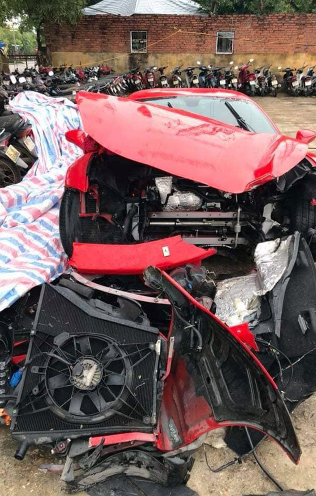 Ai lái chiếc Ferrari 488 GTB của ca sĩ Tuấn Hưng gặp tai nạn? - Hình 3 Ai lai chiec Ferrari 488 GTB cua ca si Tuan Hung gap tai nan?-Hinh-3