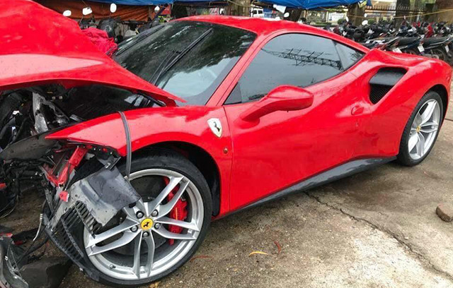 Ai lái chiếc Ferrari 488 GTB của ca sĩ Tuấn Hưng gặp tai nạn? - Hình 2 Ai lai chiec Ferrari 488 GTB cua ca si Tuan Hung gap tai nan?-Hinh-2