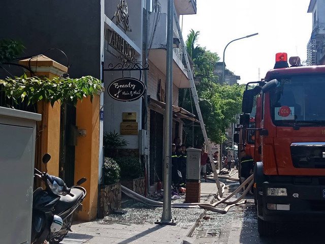 Hà Nội: Cháy thẩm mỹ viện “AnhDior”, người dân chạy tán loạn Ha Noi: Chay tham my vien “AnhDior”, nguoi dan chay tan loan