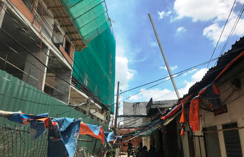 Nghiêm trọng nhất là sự cố thanh thép dài 6m từ tầng 9 công trình rơi cắm vào nhà dân xảy ra vào sáng ngày 24/8/2017.