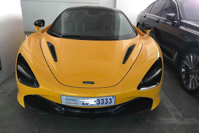Siêu xe McLaren 720S thứ 2 xuất hiện tại Campuchia mang biển tứ quý 3 sang chảnh khiến không ít người tò mò. Bởi trước đó, chiếc đầu tiên xuất hiện ở nước này cũng mang biển "tứ quý 5" với ngoại thất màu đỏ mận.
