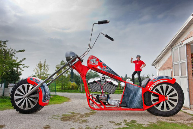 "Choáng" với xe máy khủng nhất thế giới - nặng 5,5 tấn Kỹ sư Fabio Reggiani người Ý và đội ngũ thành viên gồm 7 người khác khiến ai ai cũng phải choáng khi thiết kế nên chiếc xe máy khổng lồ có thể tháo rời và nặng đến 5,5 tấn.