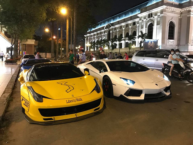 Dàn siêu xe triệu đô từng tham gia hành trình siêu xe Car & Passion 2018 trước đó nay "hẹn hò" tụ tập tại địa điểm gần nhà hát TP HCM trước sự ngỡ ngàng đến bất ngờ của hầu hết người đi đường tại đây. Dàn siêu xe triệu đô từng tham gia hành trình siêu xe Car & Passion 2018 trước đó nay "hẹn hò" tụ tập tại địa điểm gần nhà hát TP HCM trước sự ngỡ ngàng đến bất ngờ của hầu hết người đi đường tại đây.