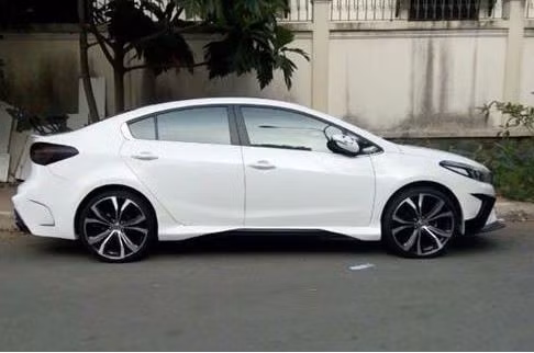 Bởi hầu hết các mẫu xe trong cùng phân khúc này thường chỉ sử dụng mâm 18, hiếm lắm mới có chiếc lên 19 inch. Tuy nhiên, hình ảnh chiếc xe Kia Cerato cũ độ mâm 20 của Lexus cực chất khiến không ít người phải mê mẩn.