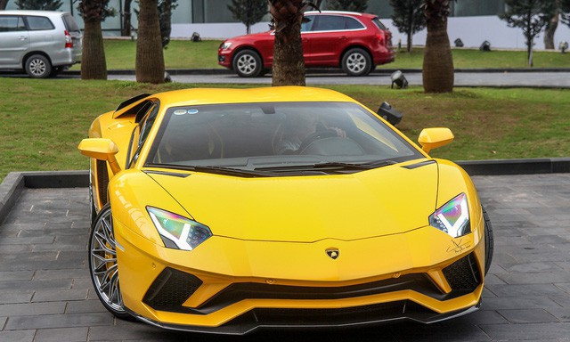 Một trong số đó gây chú ý mạnh nhất tại hành trình siêu xe Car & Passion 2018 lần này là siêu xe đắt tiền nhất nhì tại Việt Nam hiện nay, đó là chiếc Lamborghini Aventador S trị giá hơn 40 tỷ đồng thuộc sở hữu của một dân chơi Sài Gòn. Một trong số đó gây chú ý mạnh nhất tại hành trình siêu xe Car & Passion 2018 lần này là siêu xe đắt tiền nhất nhì tại Việt Nam hiện nay, đó là chiếc Lamborghini Aventador S trị giá hơn 40 tỷ đồng thuộc sở hữu của một dân chơi Sài Gòn.