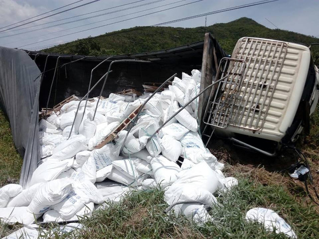 Bình Thuận: Tài xế ngủ gật thoát chết may mắn TNGT kinh hoàng - Hình 2 Binh Thuan: Tai xe ngu gat thoat chet may man TNGT kinh hoang-Hinh-2