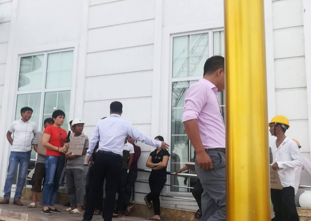 Nhà thầu TTTM Hòa Bình Green dừng thi công, hơn 100 công nhân điêu đứng Nha thau TTTM Hoa Binh Green dung thi cong, hon 100 cong nhan dieu dung