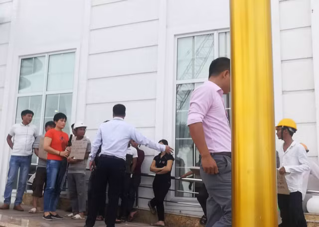 Nha thau TTTM Hoa Binh Green dung thi cong, hon 100 cong nhan dieu dung