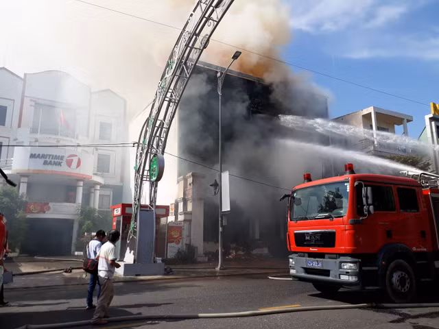 Chay quan bar tai Da Nang, hang chuc nguoi thao chay