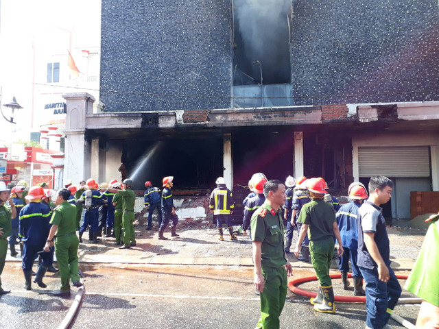 Cháy quán bar tại Đà Nẵng, hàng chục người tháo chạy - Hình 2 Chay quan bar tai Da Nang, hang chuc nguoi thao chay-Hinh-2