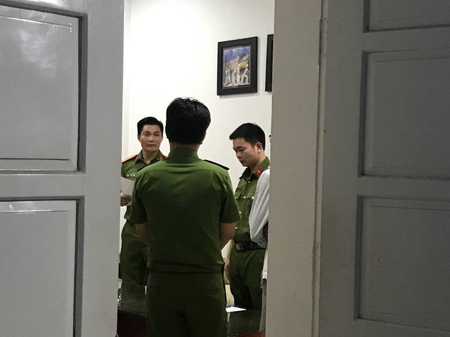 Video: Khám xét nhà Bí thư Đảng uỷ các khu công nghiệp Đà Nẵng Video: Kham xet nha Bi thu Dang uy cac khu cong nghiep Da Nang