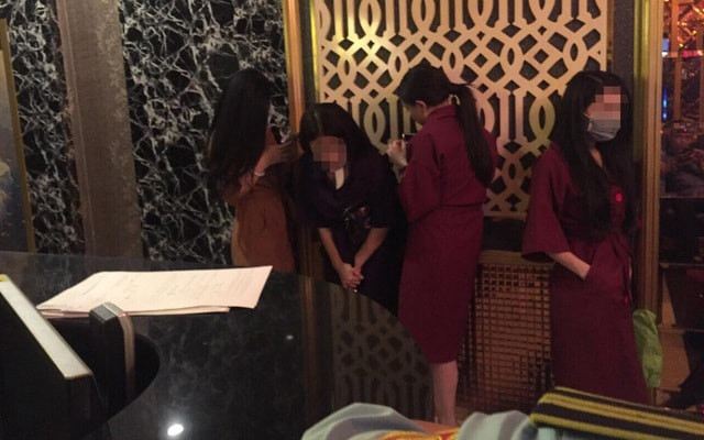 Bất ngờ bị kiểm tra, tiếp viên nhà hàng Ruby bịt mặt tháo chạy Bat ngo bi kiem tra, tiep vien nha hang Ruby bit mat thao chay