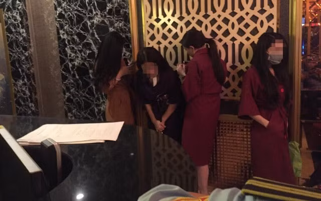 Bat ngo bi kiem tra, tiep vien nha hang Ruby bit mat thao chay