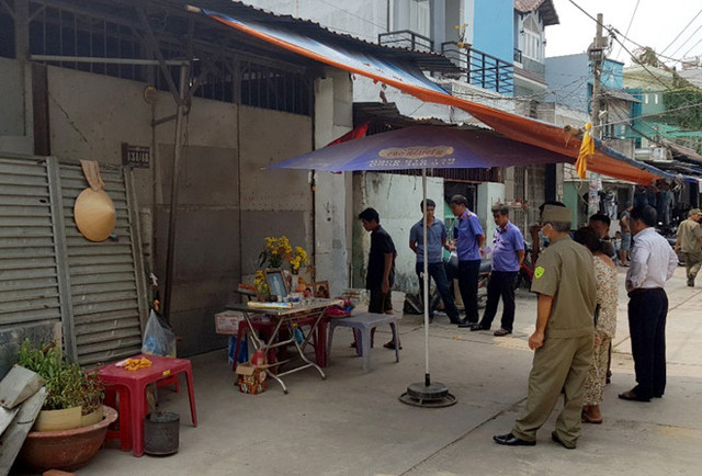 Bàn thờ nhỏ được lập trước căn nhà xảy ra vụ thảm sát. Ảnh: Lê Trai. Bàn thờ nhỏ được lập trước căn nhà xảy ra vụ thảm sát. Ảnh: Lê Trai.