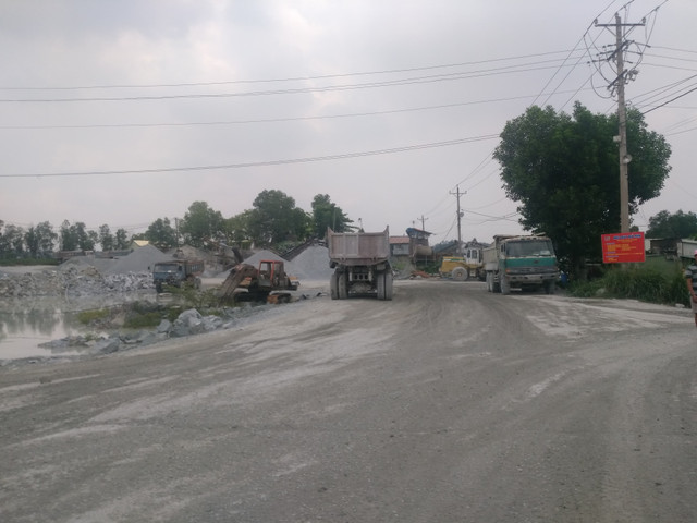 Binh Duong: Nha dan nut toac vi song gan mo da